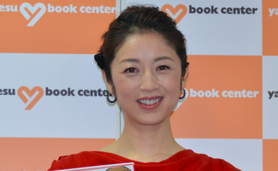 高岡早紀 47歳とは思えぬ美しすぎる姿を披露 バスローブがはだけたショットに ファン 色っぽい