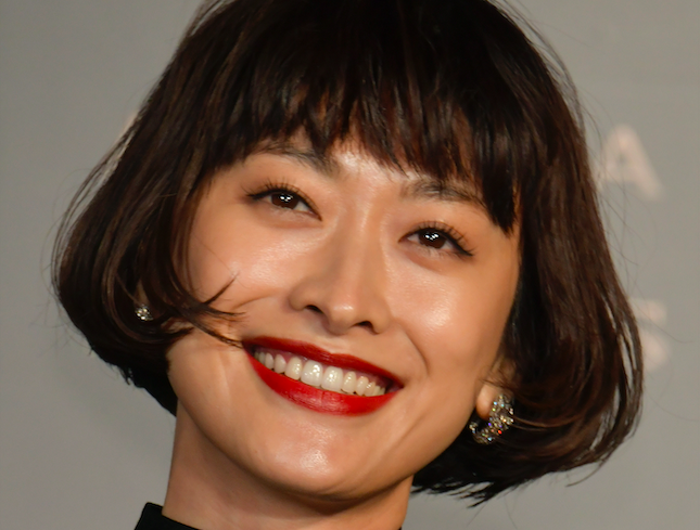 山田優 背中丸見えの大胆すぎる黒キャミ姿を披露 セクシーな装いにファン大興奮